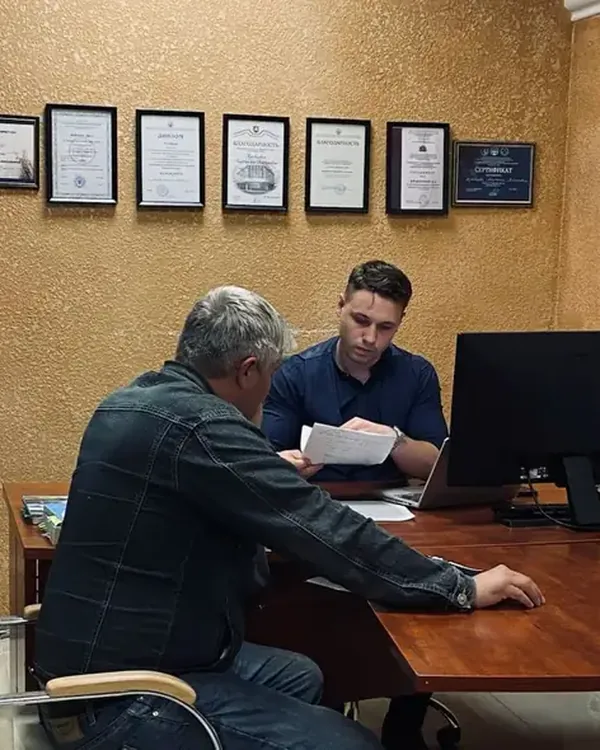 Юрист в Краснодаре разбирает документы клиента перед подачей иска о расторжении брака