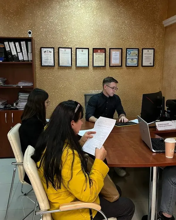 Юрист в Краснодаре разбирает с клиенткой расчёт размера алиментов