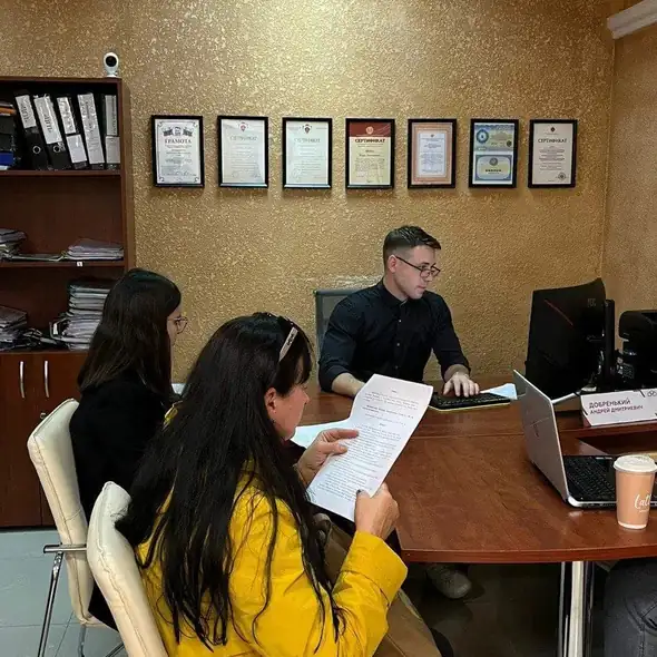 Клиенты читают документы вместе с юристом «Правового Эксперта»