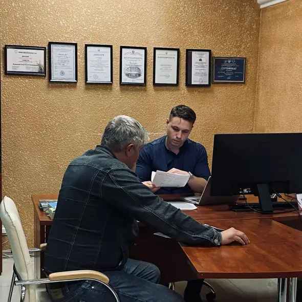 Юрист «Правового Эксперта» изучает документы по делу