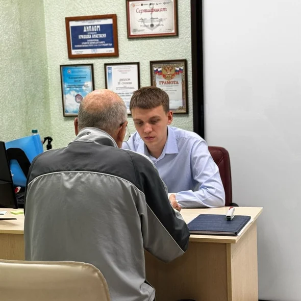 Юрист «Правового Эксперта» консультирует клиента в офисе